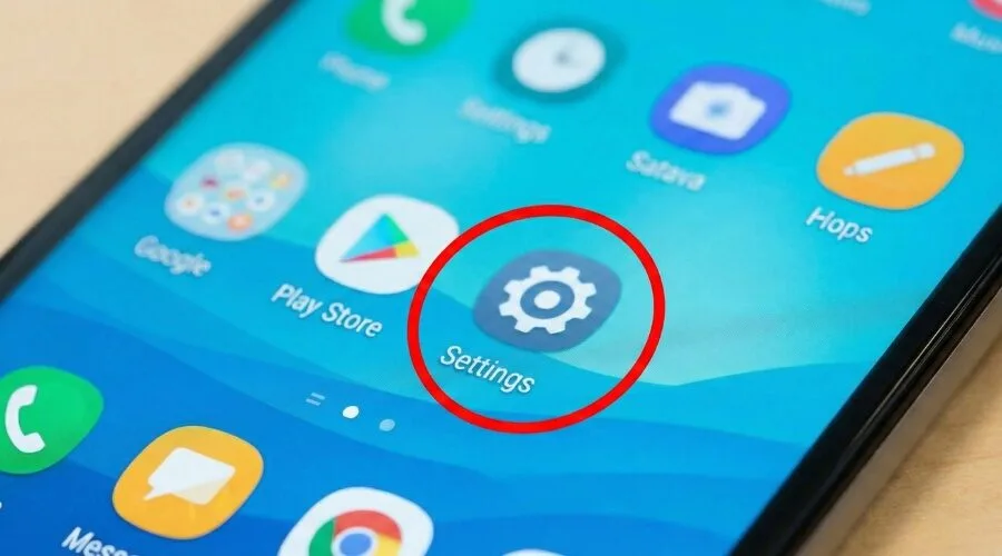 Android home screen showing YouTube app icon